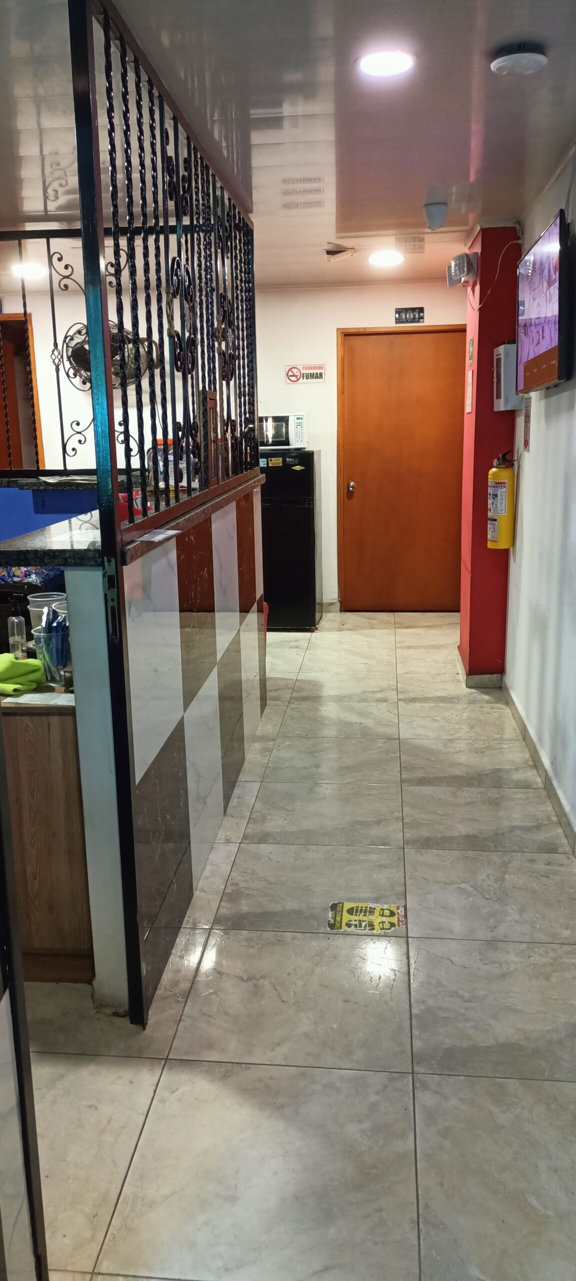 Pasillo y recepción de la Sede Uno